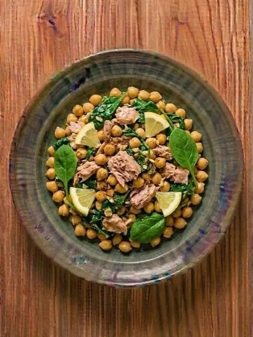 Garbanzos con espinacas y atún