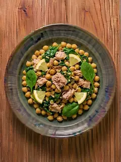 Garbanzos con espinacas y atún