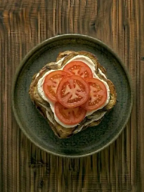 Tostada de pan de molde con queso crema y tomate