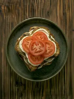 Tostada de pan de molde con queso crema y tomate