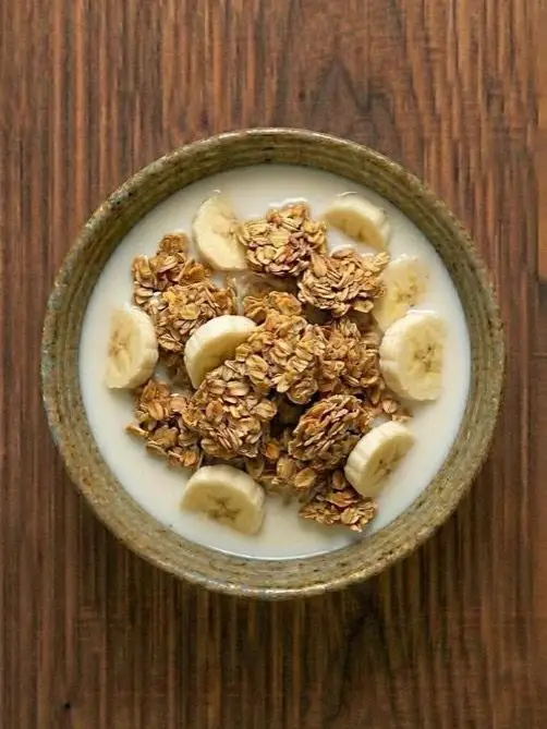 Granola con leche y plátano