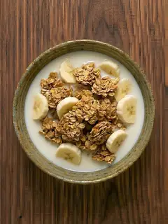 Granola con leche y plátano