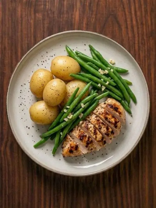 Patata cocida con pollo a la plancha y judías verdes