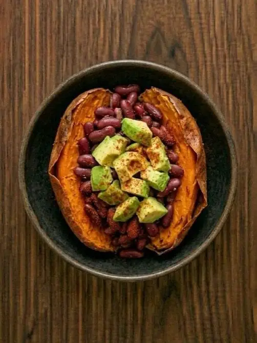 Boniato relleno de alubias y aguacate en airfryer
