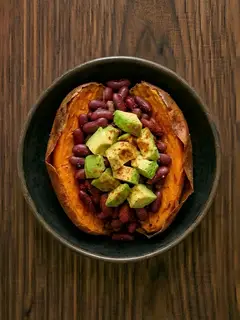 Boniato relleno de alubias y aguacate en airfryer
