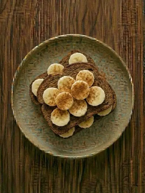 Tostada de centeno con plátano y canela