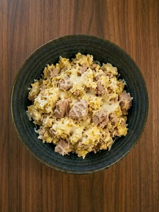 Huevos revueltos con atún y queso