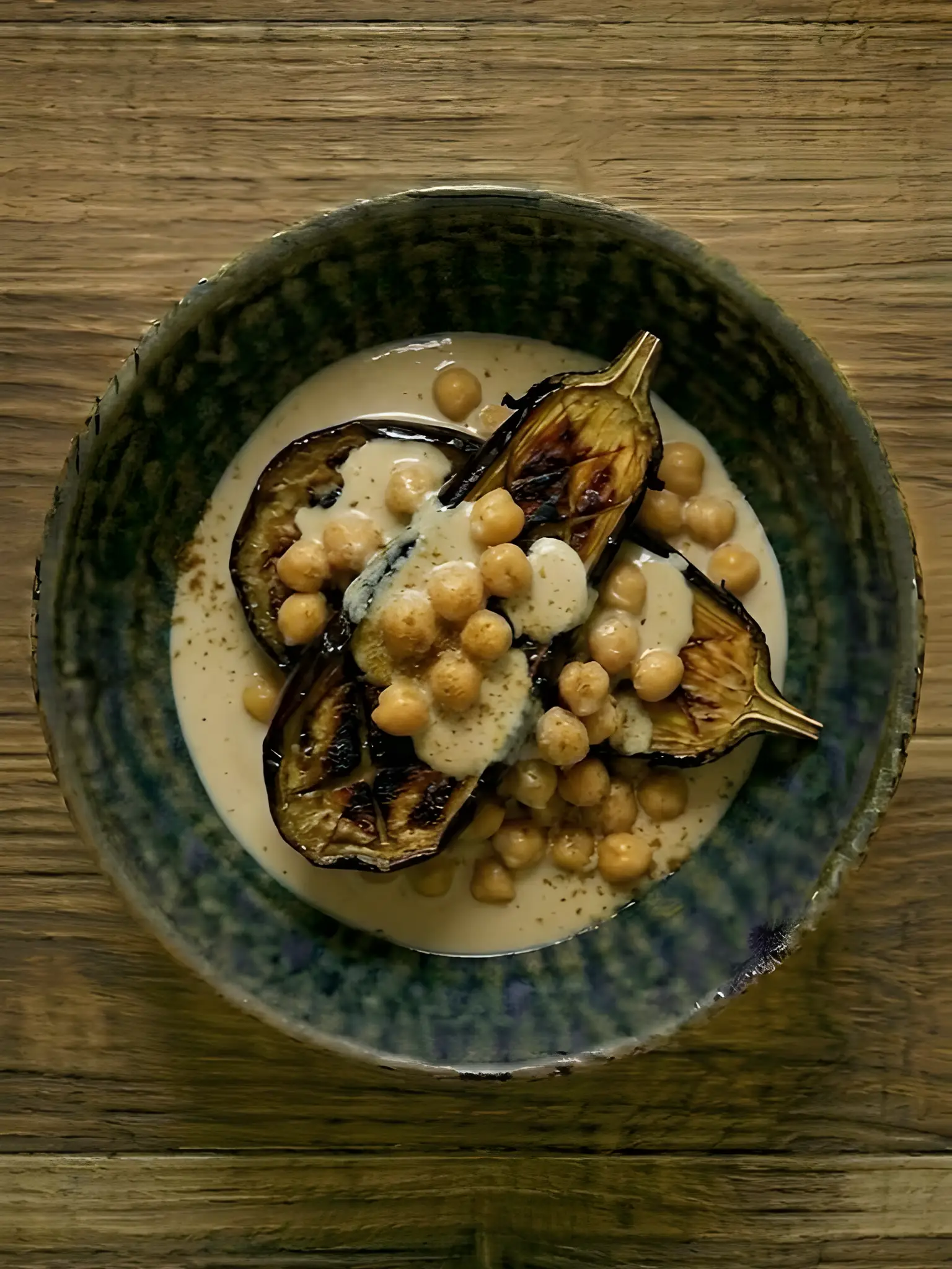 Berenjena asada con garbanzos y tahini