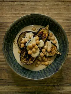 Berenjena asada con garbanzos y tahini