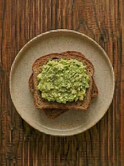 Tostada de centeno con aguacate y semillas de chia