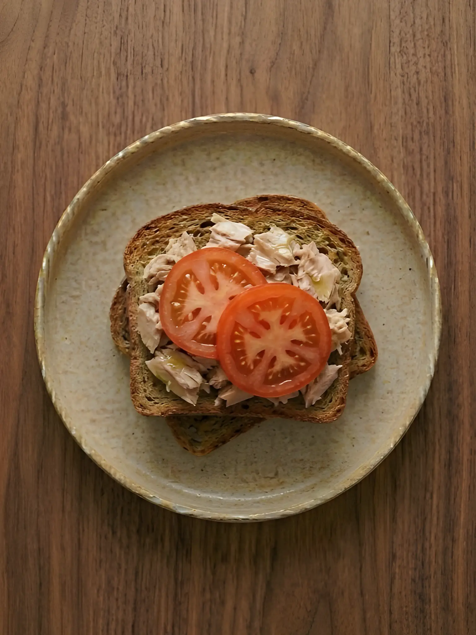 Tostada de centeno con atun y tomate