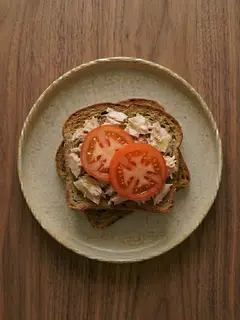 Tostada de centeno con atun y tomate