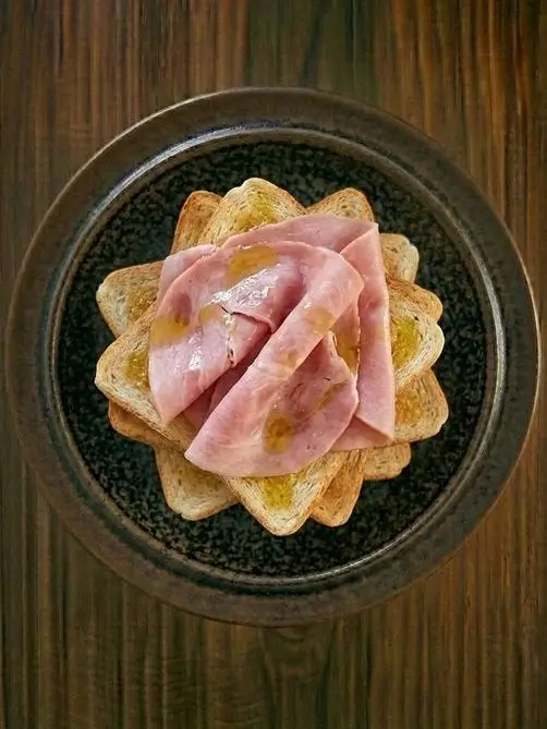 Tostada con aceite y jamón york