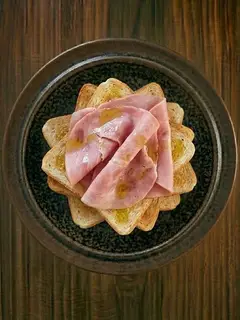 Tostada con aceite y jamón york