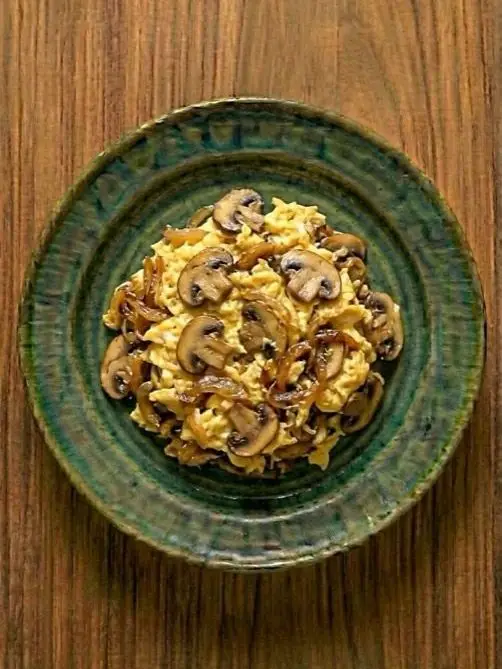 Revuelto de champiñones y cebolla caramelizada