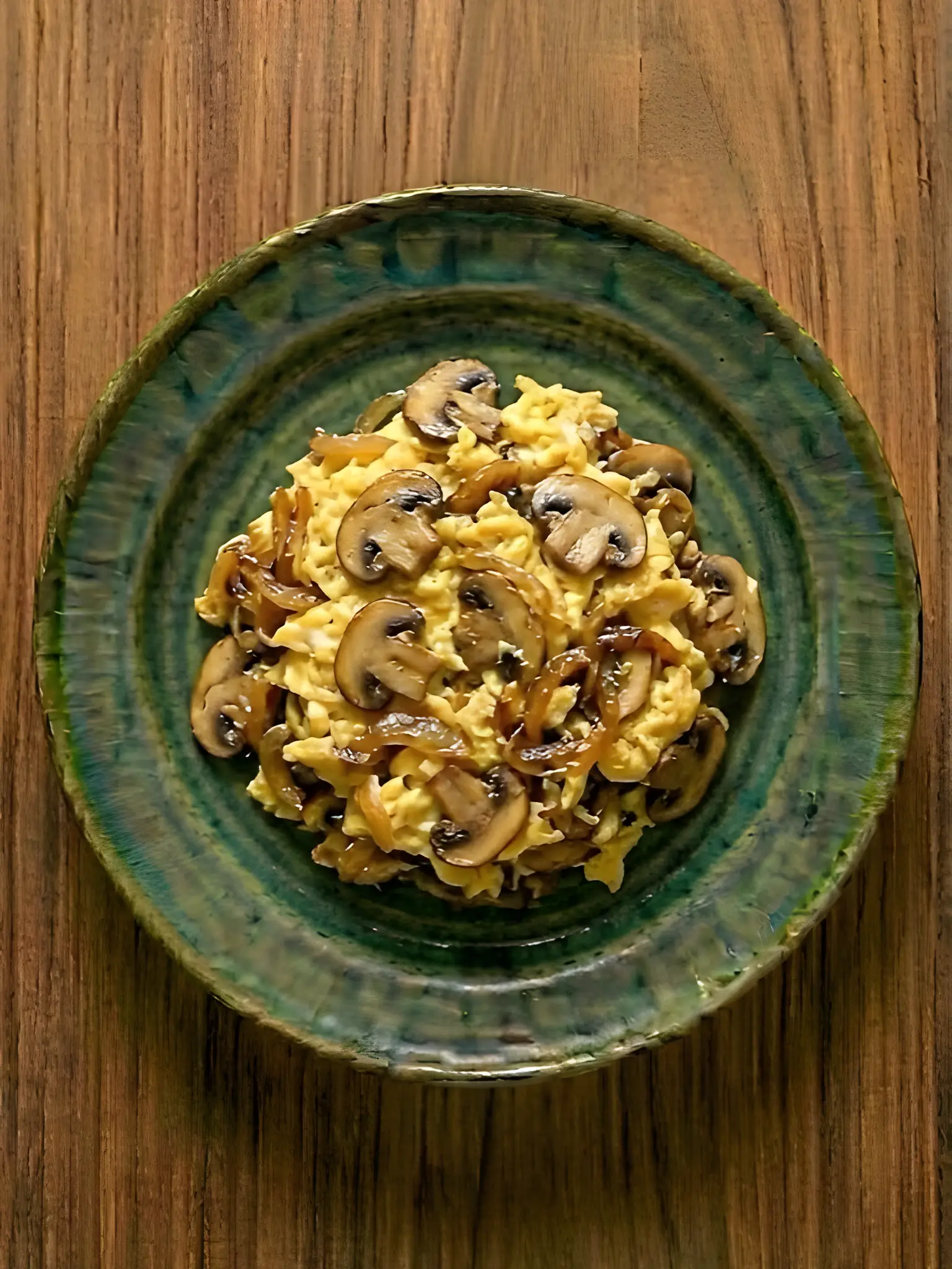 Revuelto de champiñones y cebolla caramelizada