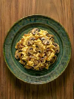 Revuelto de champiñones y cebolla caramelizada