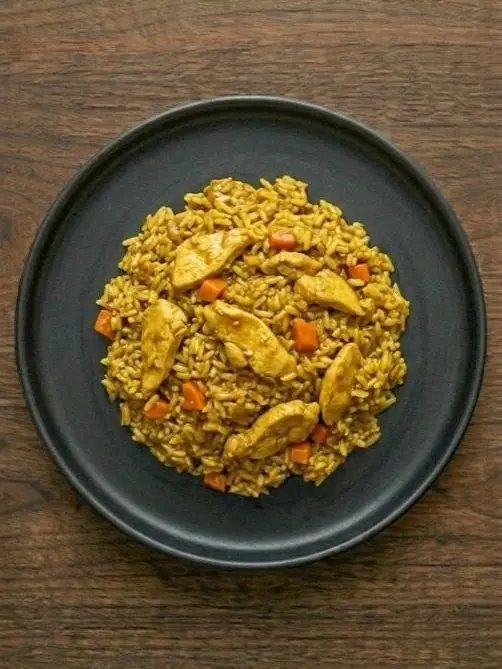Arroz con pollo al curry y zanahoria