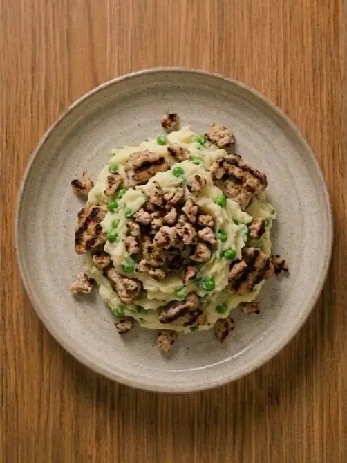 Puré de patata con pavo a la plancha y guisantes