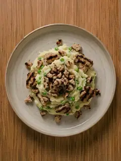 Puré de patata con pavo a la plancha y guisantes