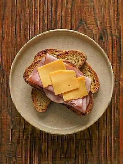 Tostada de biscotes con jamón cocido y queso