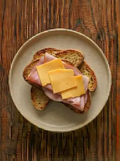 Tostada de biscotes con jamón cocido y queso