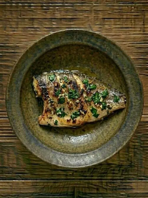Dorada a la plancha con ajo y perejil