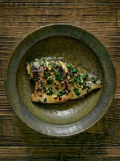 Dorada a la plancha con ajo y perejil