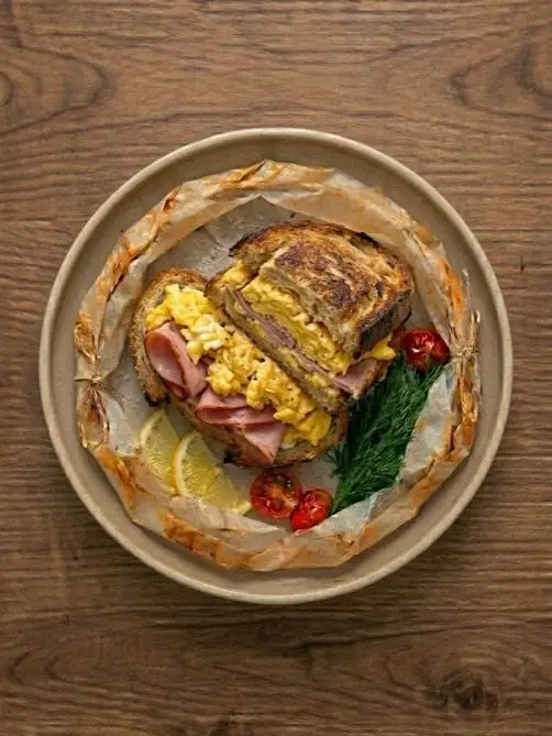 Sándwich de huevo revuelto y jamón