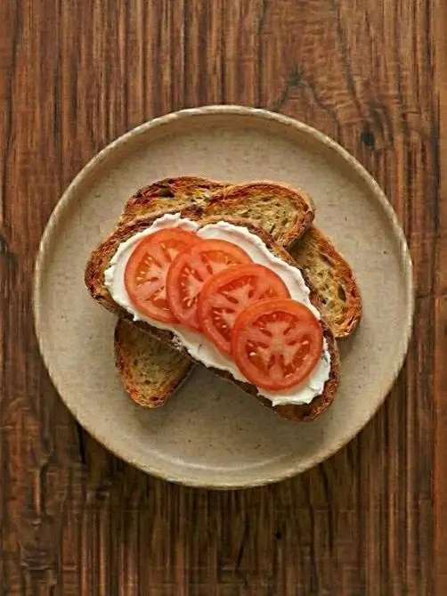 Tostada de biscotes con queso fresco y tomate