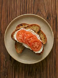 Tostada de biscotes con queso fresco y tomate