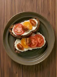 Tostada de centeno con queso crema y tomate