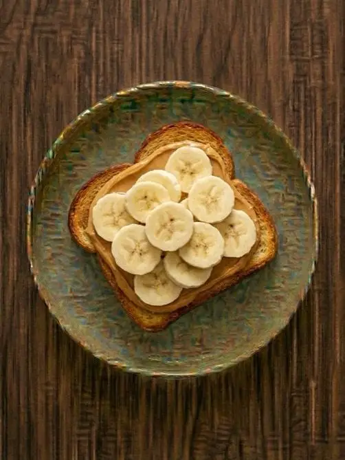 Tostada de pan brioche con crema de cacahuete y plátano