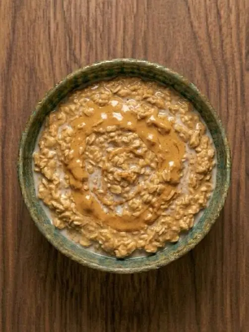 Porridge de avena con crema de cacahuete