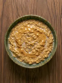 Porridge de avena con crema de cacahuete
