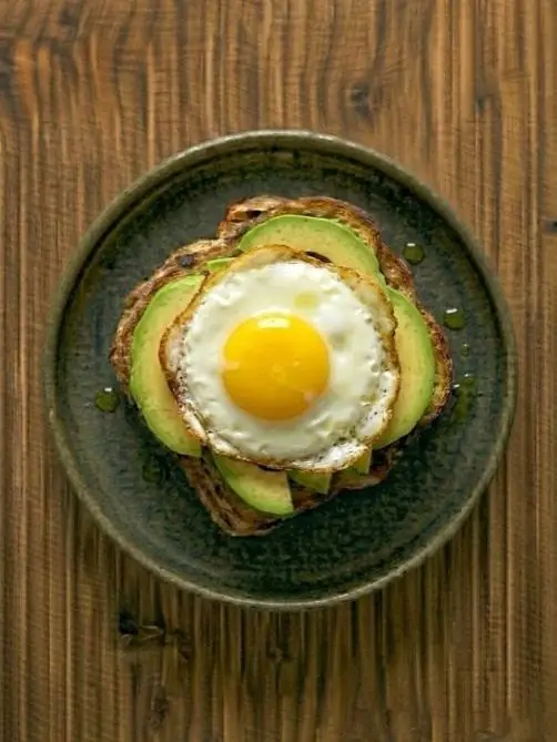 Tostada de pan integral con aguacate y huevo