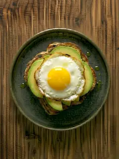 Tostada de pan integral con aguacate y huevo