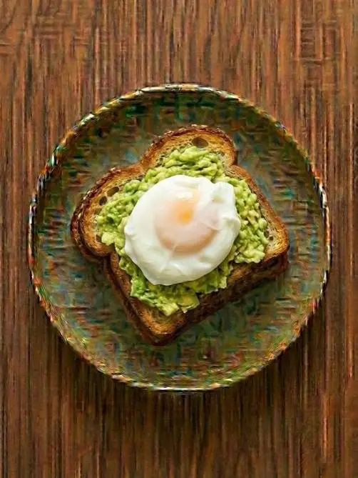 Tostada de pan de cristal con aguacate y huevo