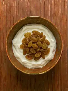 Yogur natural con pasas