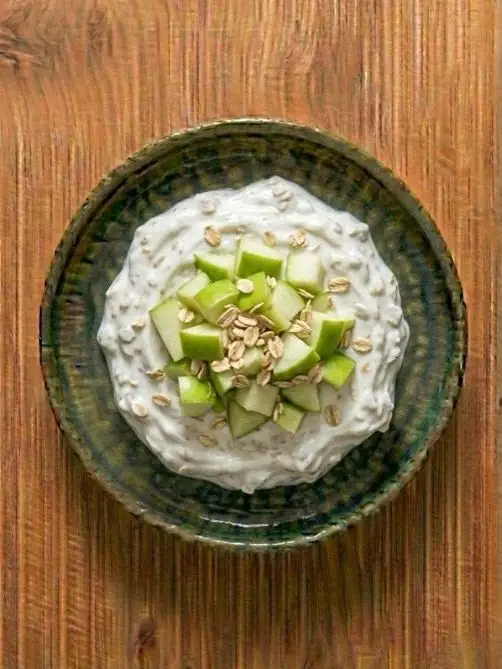 Yogur griego con avena y manzana