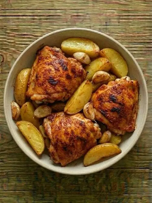 Muslos de Pollo al Horno con Patatas