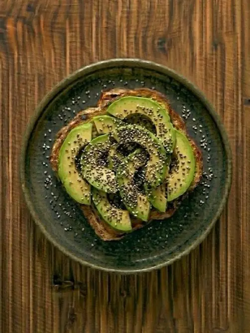 Tostada de pan integral con aguacate y semillas de chia