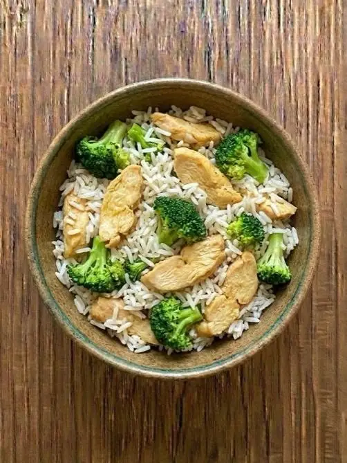 Arroz con pechuga de pollo y brócoli