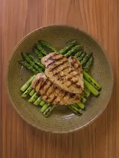 Filete de pavo a la plancha con espárragos