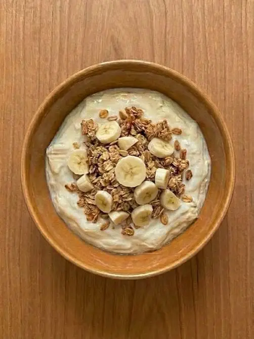 Yogur natural con granola y plátano