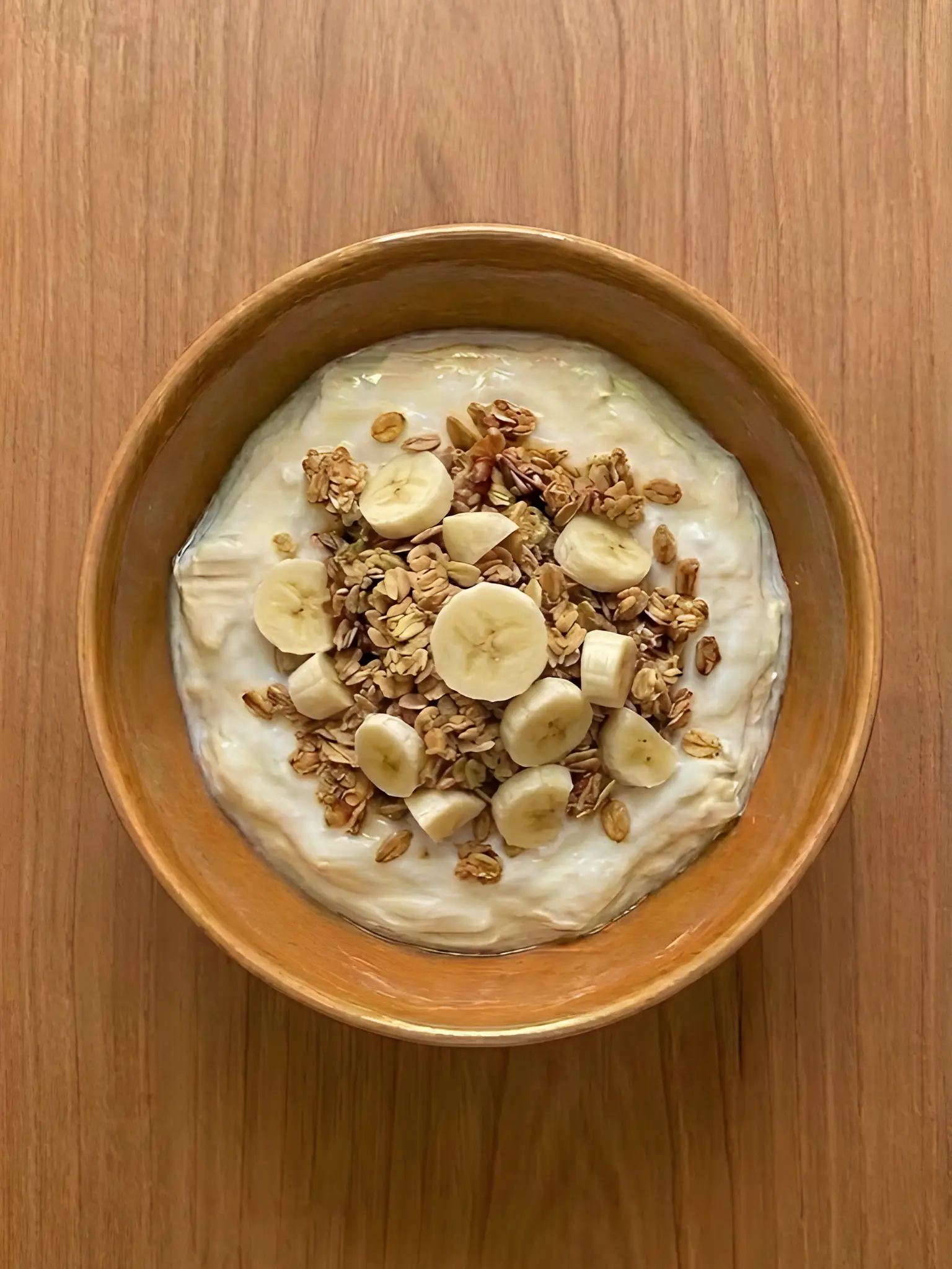 Yogur natural con granola y plátano