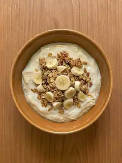 Yogur natural con granola y plátano