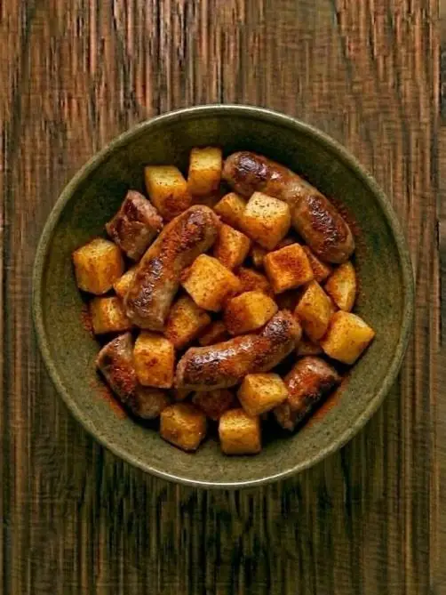 Salchichas y patatas al pimentón en airfryer