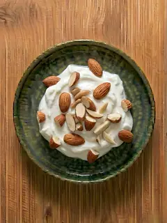 Yogur griego con almendras