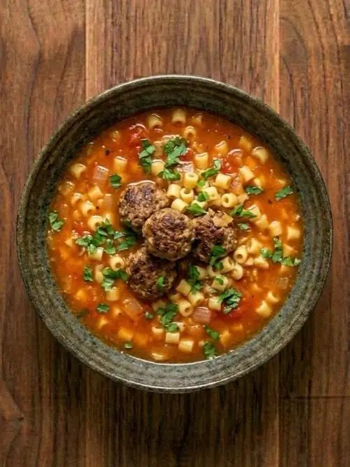 Sopa de Pasta con Albondigas